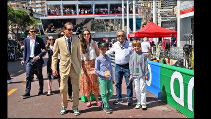 Raphaël Elmaleh chic avec sa mère Charlotte Casiraghi  le fils de Gad Elmaleh heureux au GP Monaco