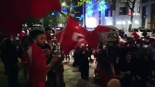 Londra’da gurbetçi vatandaşlar Cumhurbaşkanı Erdoğan’ın zaferini kutladı