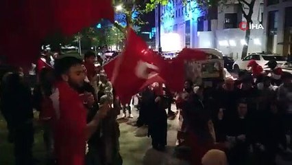 Londra’da gurbetçi vatandaşlar Cumhurbaşkanı Erdoğan’ın zaferini kutladı