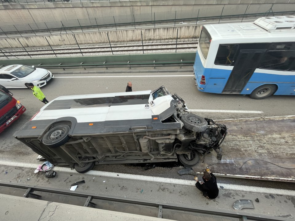 Devrilen servis aracının sürücüsü yaralandı