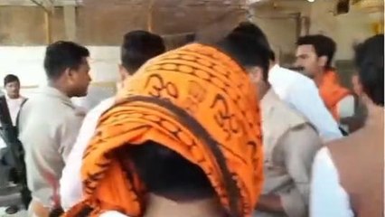 जौनपुर: मरीज की मौत से भारी बबाल &#039;डॉक्टर फरार&#039; पुलिस मौके पर
