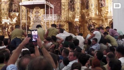 El salto de la reja que ha iniciado la procesión de la Virgen del Rocío