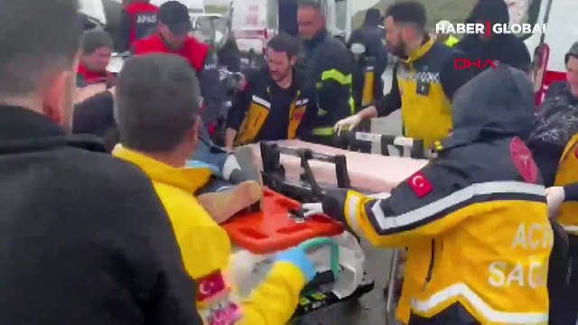 Sivas'ta tır ile minibüs çarpıştı: Ölü ve yaralılar var