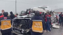 Sivas-Kangal yolunda minibüs ile TIR çarpıştı
