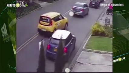 Desde un carro persona arrastra a su perro con una cadena en Bogotá