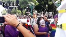 #VIDEO: Comunidad gay en Puebla agrede con “huevazos” a camión homofóbico