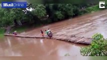 #VIDEO: Puente se hunde en río mientras unos niños lo cruzan