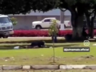 Casal leva 'cintadas' de idoso após ser flagrado em praça no MT