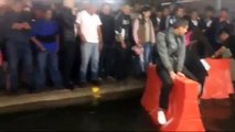 #VIDEO -Niño cobra 10 pesos por ayudar a cruzar a usuarios en el Metro inundado