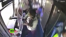 Mujer le lanza orina a una conductora de autobús
