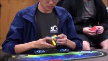 Rompe récord al armar cubo Rubik