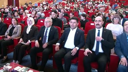 Aşık Veysel vefatından 51 yıl sonra robotu sahnede konser verdi