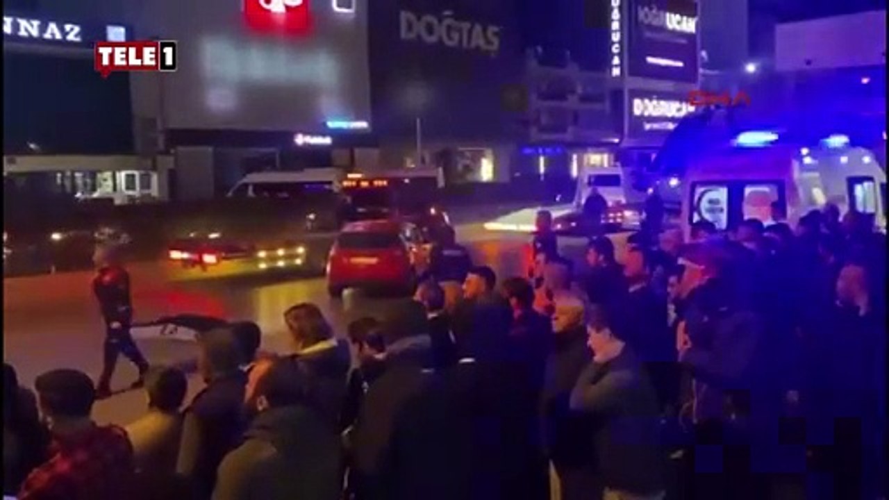Kaza yapıp yol kenarında rapor hazırlayanlara arkadan gelen araba çarptı: 2 ölü