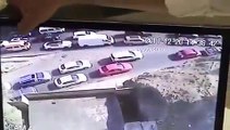 #VIDEO: Momento justo en el que excavadora cae sobre varios autos en Interlomas