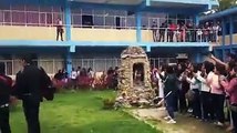 Le lleva serenata a su exnovia y es bateado frente a toda la escuela