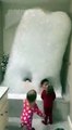 #VIRAL: Niños juegan en la bañera y hacen una gran torre de burbujas
