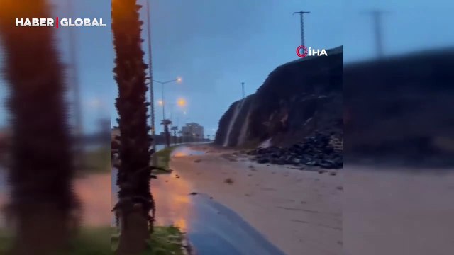 Cizre'de felaket anları: Sele kapılan 2 kişi son anda böyle kurtuldu