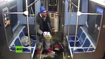 vagabundo se prende fuego mientras lo arrestan 2 policías en un tren de Chicago