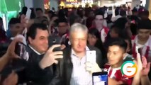 AMLO con aficionados de Chivas