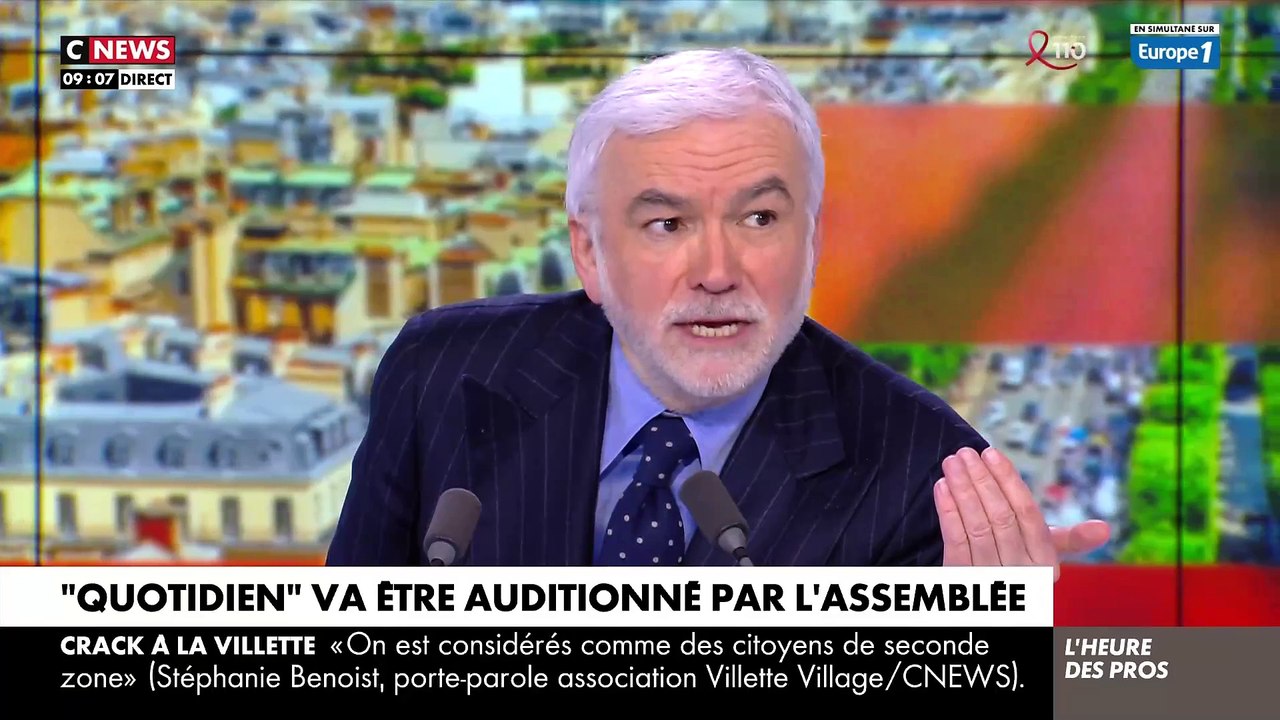 Pascal Praud se paye Yann Barthès en le surnommant Jeff Panacloc: "Il n'a jamais parlé sans prompteur et sans oreillette! Ca va être dur pour lui les auditions à l'Assemblée !" - Regardez