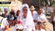 Mujer se casa y besa arboles en una extraña ceremonia