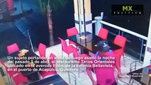 Graban momento el el que un sujeto asalta una taquería en Acapulco