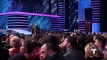 Víctor Manuelle y Farruko cierran los Premios Billboard con “Amarte Duro