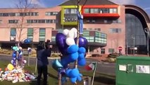 Tributo a Alfie Evans, dejan globos y juguetes a las afueras del hospital