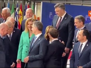 Meloni e Macron al Consiglio Ue si salutano con un bacio sulla guancia