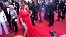 Modelo rusa 'pierde' la falda en plena alfombra roja de Cannes