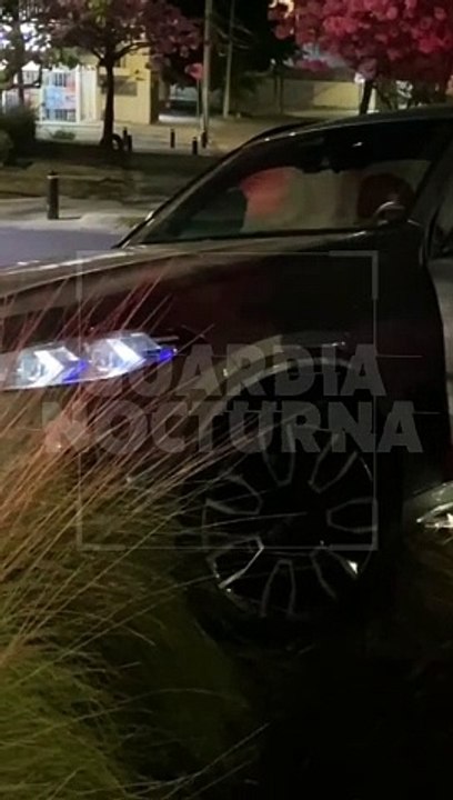 #Preliminar Una camioneta de reciente modelo terminó dentro de una jardinera luego de que el conductor se quedara dormido, este percance tuvo lugar sobre el cruce de las avenidas Américas y López Mateos #GuardiaNocturna