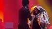 Concert d'Omah Lay : Le chanteur danse sensuellement encore avec une fan (VIDEO)