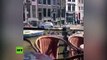 Hinchas ingleses rocían con cerveza a los pasajeros de un barco en Ámsterdam