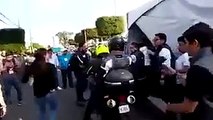 Ricardo Anaya le copia a AMLO, llega en moto a Atizapán
