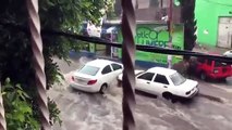 Fuertes lluvias causan inundaciones en Iztapalapa la corriente empuja los autos!