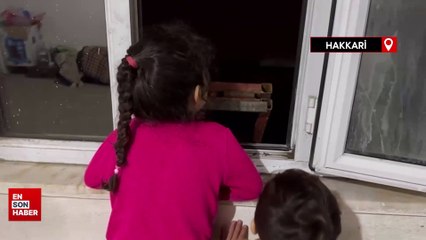 Evinin etrafı gölete döndü, kapı yerine pencereyi kullanıyorlar