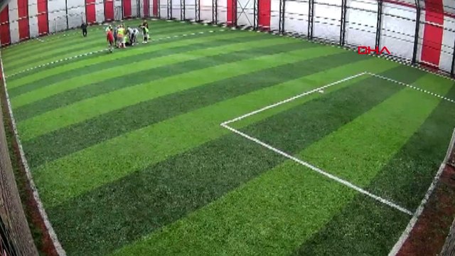 Halı sahada kalp krizinden öldü; fenalaştığı anlar kamerada