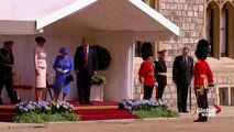Trump rompe reglas de etiqueta y camina frente a la Reina