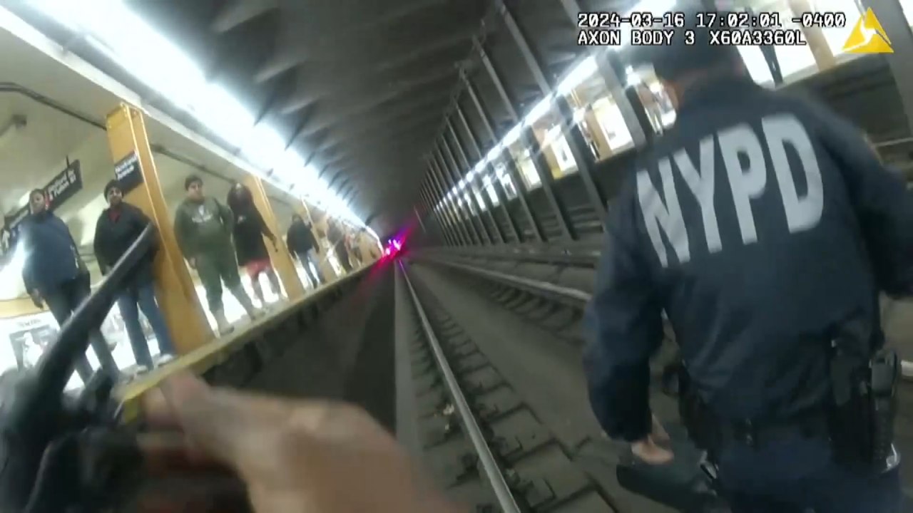 ABD’de metro raylarına düşerek bayılan adamı polis kurtardı