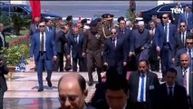 لحظة وصول الرئيس السيسي لمسجد المشير طنطاوي لأداء صلاة الجمعة بمناسبة ذكرى العاشر من رمضان
