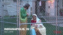 Colocan a las afueras de catedral a la Sagrada Familia encerrada en protesta por las politicas de migracion de Trump
