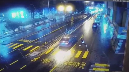 Nevşehir'de kaza görünümü vermek için otomobile atlayıp yere düştü! O anlar kamerada