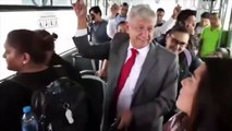 #VIDEO: AMLO fue captado usando el transporte público del aeropuerto para ir a abordar su vuelo comercial