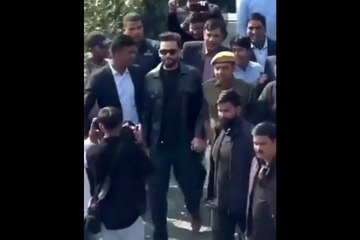 बेल मिलने के बाद रोबिले अंदाज में एल्विश यादव ने हिलाया हाथ, पहला वीडियो आया सामने