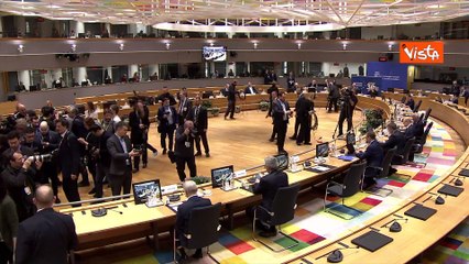 Consiglio Ue, i fotografi lasciano l'Aula all'inizio della riunione. Il video velocizzato