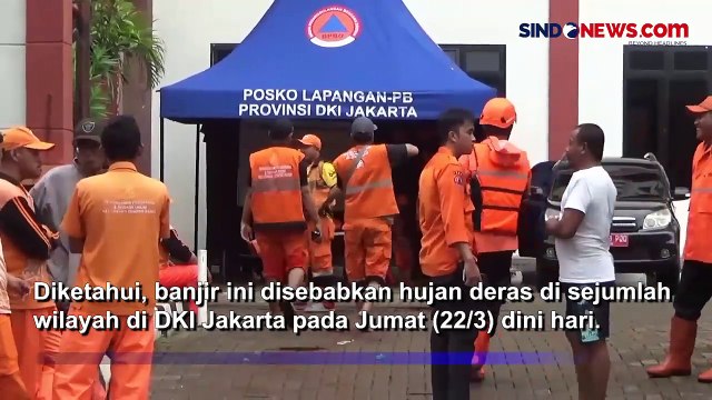 Evakuasi Warga di Semper Barat, BPBD Jakarta Utara Turut Beri Bantuan Pakaian dan Makanan
