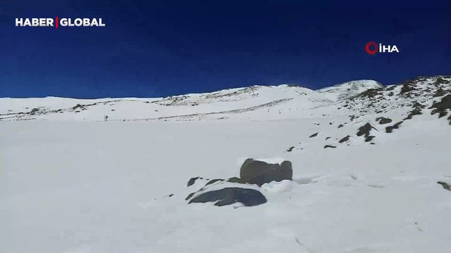 Ağrı Dağının zirvesinde 4200 metrede kayak zevki