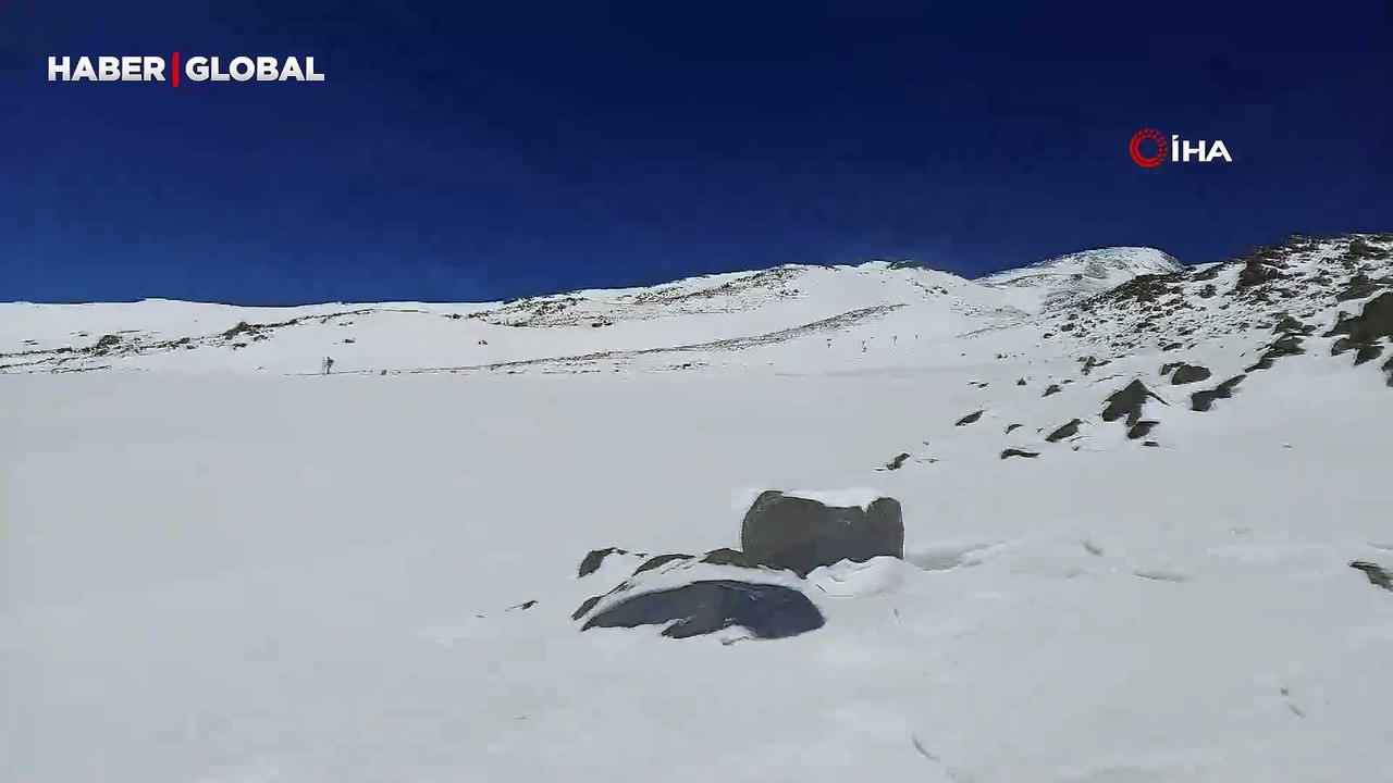 Ağrı Dağının zirvesinde 4200 metrede kayak zevki