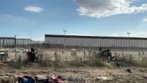 Des centaines de migrants ont été poussés au sud du barbelé concertina au milieu de la nuit par la Garde nationale du Texas.  Quelques heures plus tard, ils ont de nouveau violé l'accordéon et se sont précipités vers le mur frontalier d'El Paso, au Texas.