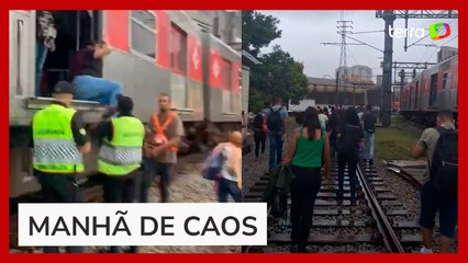 Falha na CPTM faz passageiros andarem nos trilhos sob chuva em SP